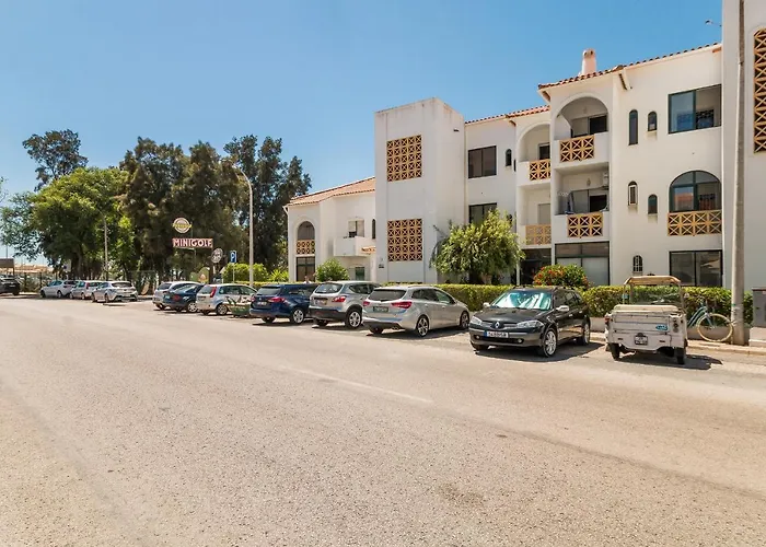 Areyas Pool By Alzira *